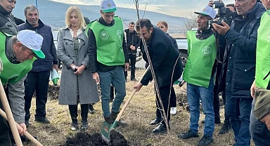Huzurevinin çınarları, fidanları toprakla buluşturdu