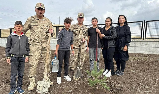 Jandarma ekipleri yüzlerce fidanı toprakla buluşturdu