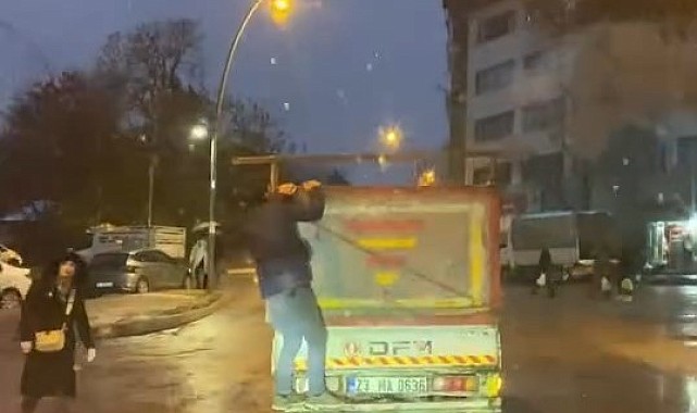 Kamyonetin arkasına tutunarak yolculuk etti: Tehlikeli yolculuk kamerada
