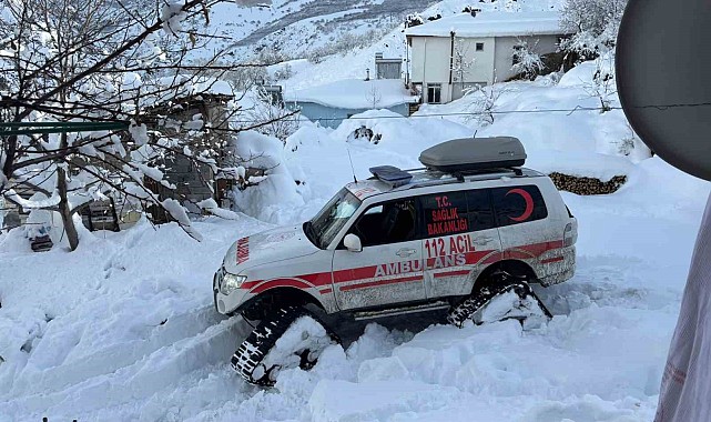 Karlı yolları aşan sağlık ekipleri yaşlı hastanın imdadına Hızır gibi yetişti