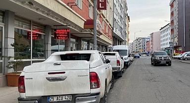 Kars caddesindeki otopark sorunu esnafı ve sürücüleri çileden çıkardı
