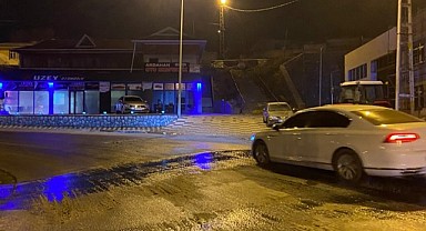 Kars köprüsü virajı yola akan suyun donması nedeniyle buz pistine döndü