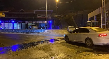 Kars köprüsü virajı yola akan suyun donması nedeniyle buz pistine döndü