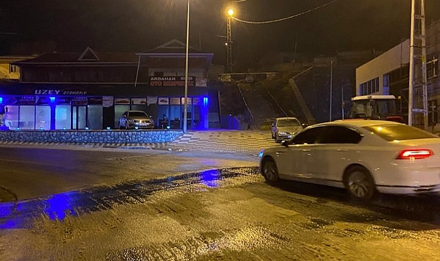 Kars köprüsü virajı yola akan suyun donması nedeniyle buz pistine döndü