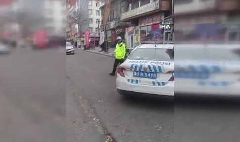 Kars’ta trafik polislerinden yürek ısıtan hareket
