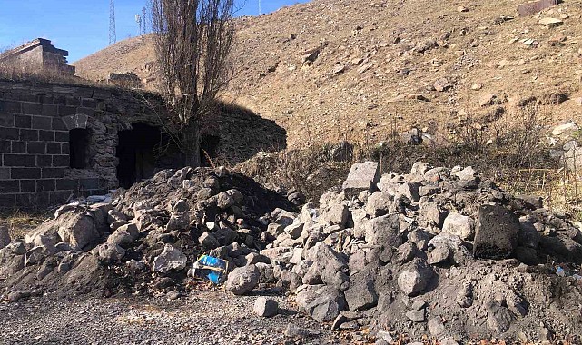 Kars'ta inşaat atıkları çevreyi kirletiyor
