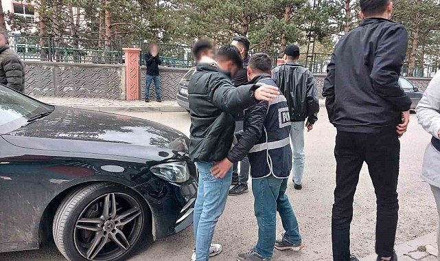 Kars'ta okul çevresi ve metruk binalar merceğe alındı