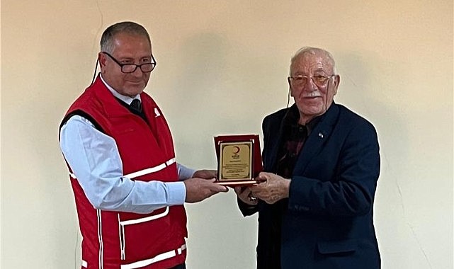 Kızılay’dan Ahmet Ballı’ya vefa plaketi