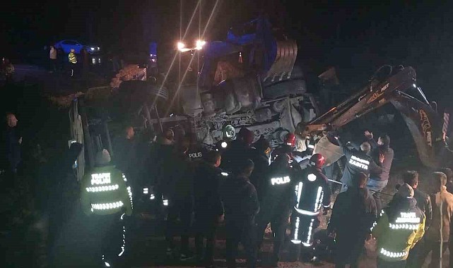 Malatya'da kazaya müdahale eden polisler tırın altında kaldı