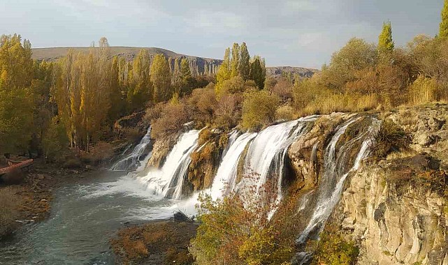 Muradiye Şelalesi'nde sonbahar güzelliği