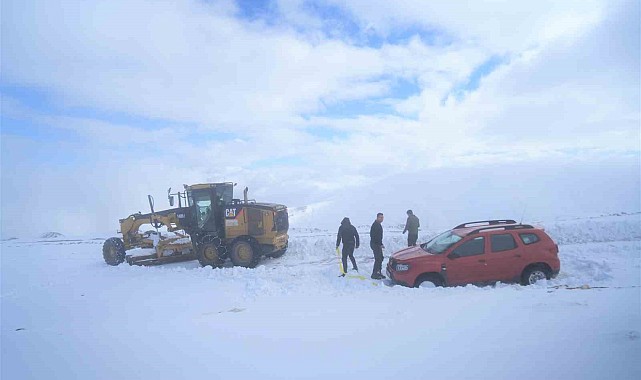 Muş'ta karda mahsur kalan vatandaşlar kurtarıldı