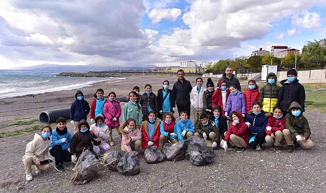 Öğrencilerden Van Gölü sahilinde çöp toplama etkinliği
