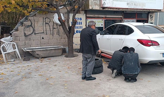 Oto lastikçilerde kış lastiği yoğunluğu