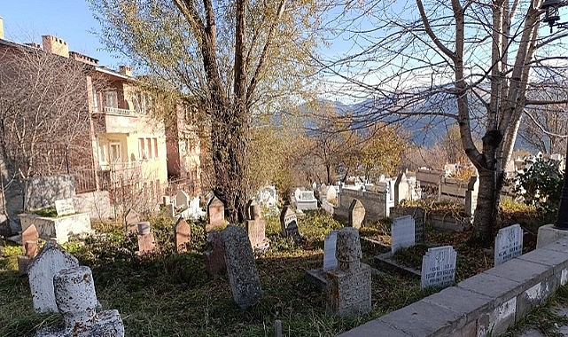 Posof’ta Belediye ekipleri şehitlik ve mezarlıklarda temizlik yaptı