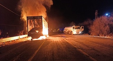 Posof’ta cips yüklü TIR yandı