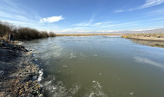 Soğuk hava nedeniyle Kura Nehri'nin yüzeyi buz tuttu