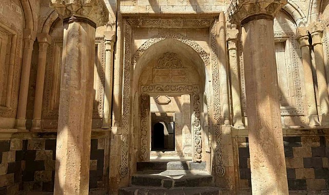 Tarihe ışık tutan İshak Paşa Sarayı, ziyaretçi akınına uğruyor