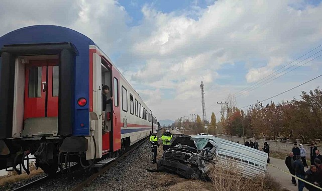 Trenle kamyonet hemzemin geçitte çarpıştı: 1 ölü, 1 yaralı