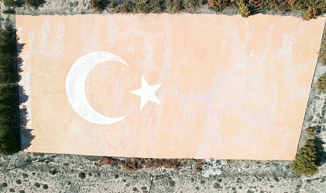 Türkiye’nin en büyük beton Türk bayrağı yeniden boyandı