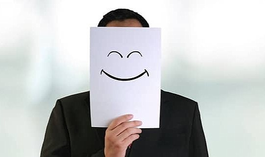 Üzüntüsünü göstermiyor ve sürekli iyi olduğunu söylüyorsa dikkat! Özellikle gençler maskeli depresyona karşı iyi gözlemlenmeli!