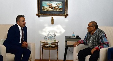 Vali Çiçek, emekli öğretmeni evinde ziyaret etti