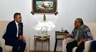 Vali Çiçek, emekli öğretmeni evinde ziyaret etti