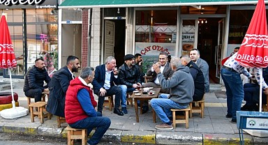 Vali Çiçek vatandaşlarla çay içti, sohbet etti