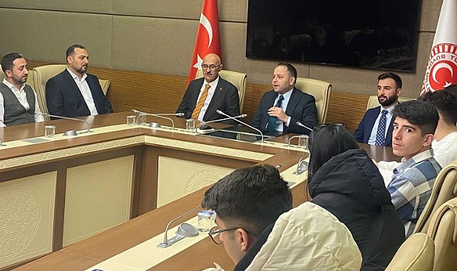Vekil Koç, Ardahan’dan gelen gençlerle Meclis’te buluştu, taleplerini dinledi