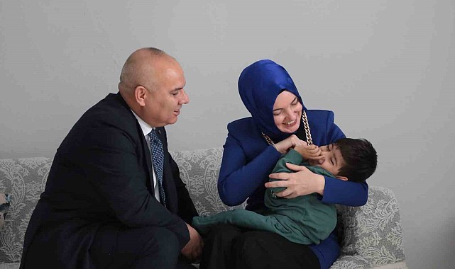 Ağrı Valisi Koç, özel gereksinimli çocuğu ziyaret etti