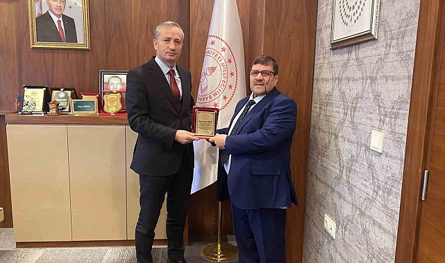 Ağrı'da 45 yıl görev yapan eğitimci emekliye ayrıldı