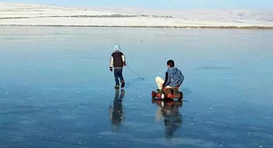 Aktaş Gölü’de dondu