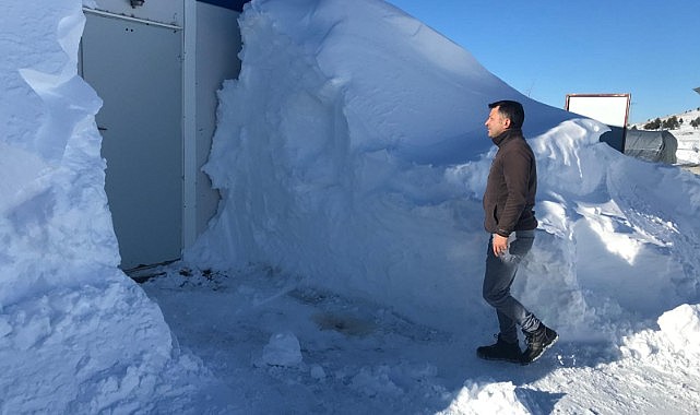 Ardahan'da kar insan boyunu aştı