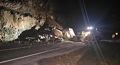 Artvin-Ardahan karayolunda heyelan
