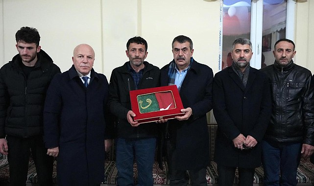 Bakan Tekin'den şehit ailesine taziye