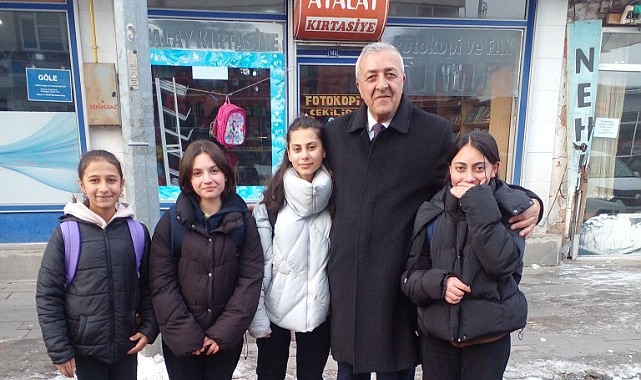Başkan Budak, öğrencilerle yakından ilgilenerek gönülleri kazanıyor