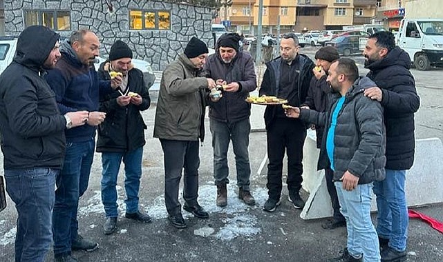 Başkan Demir, saha personeline “sarı yağlı patates” ikram etti