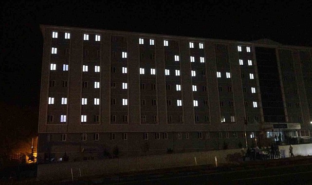 Bitlis'teki Suriyeli kız öğrenciler yurt ışıkları ile 'Şam' yazdı