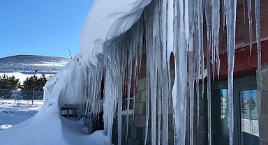 Çatılarda buz sarkıtları oluştu