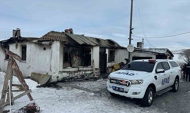 Çıldır'da çıkan yangında bir ev kül oldu