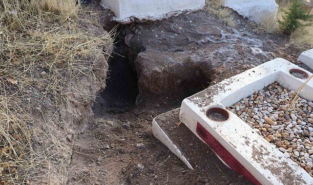 Elazığ'da bir mezarlık tahrip edildi, duyarlı vatandaş kabri eski haline getirdi