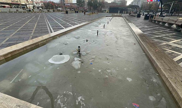 Elazığ'da soğuk hava ve don etkili oldu, süs havuzları buz tuttu