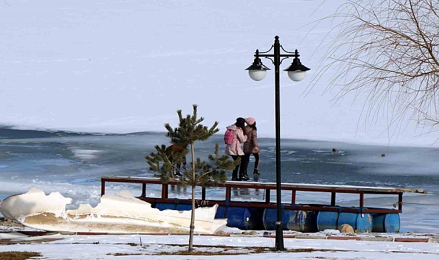 Erzincan'da şelaleler, göletler buz tuttu
