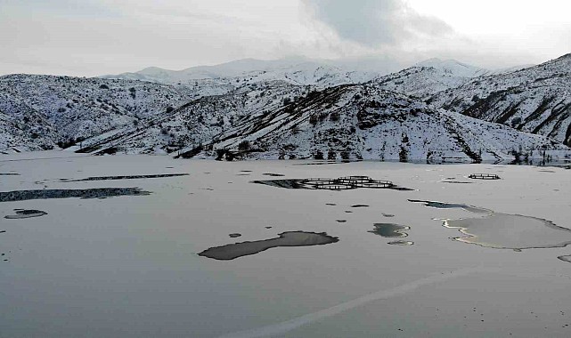 Erzincan'da soğuktan göller buz tuttu