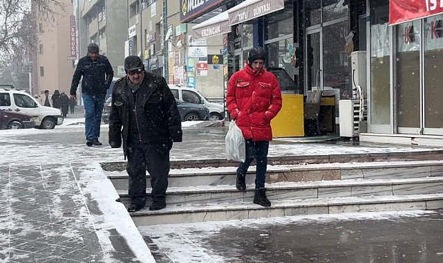 Erzincan'da vatandaşın buz ile imtihanı gülümsetti