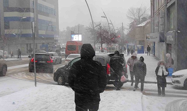 Erzurum'da yoğun kar yağışı etkili oluyor