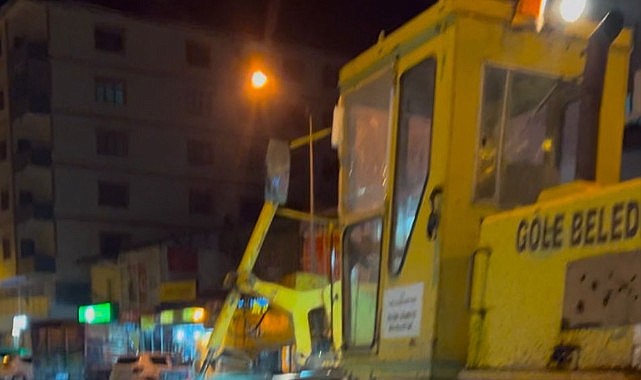 Göle Belediyesi karla mücadelede gece gündüz çalışıyor
