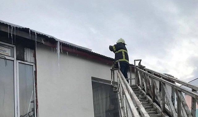Göle’de itfaiye ekipleri buz sarkıtlarını temizledi