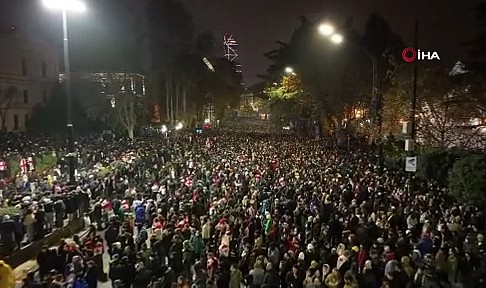 Gürcistan'da protestocular parlamento binasına havai fişekle saldırdı
