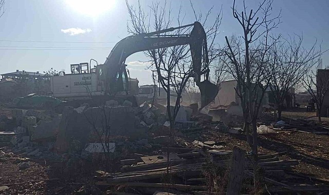 Iğdır'da metruk binaların yıkımı devam ediyor