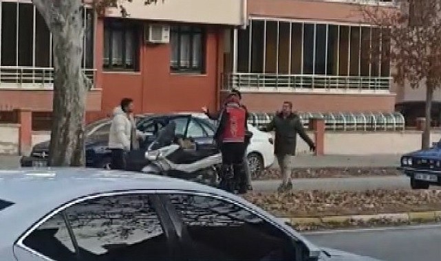 İki sürücü arasında yol vermeme kavgası